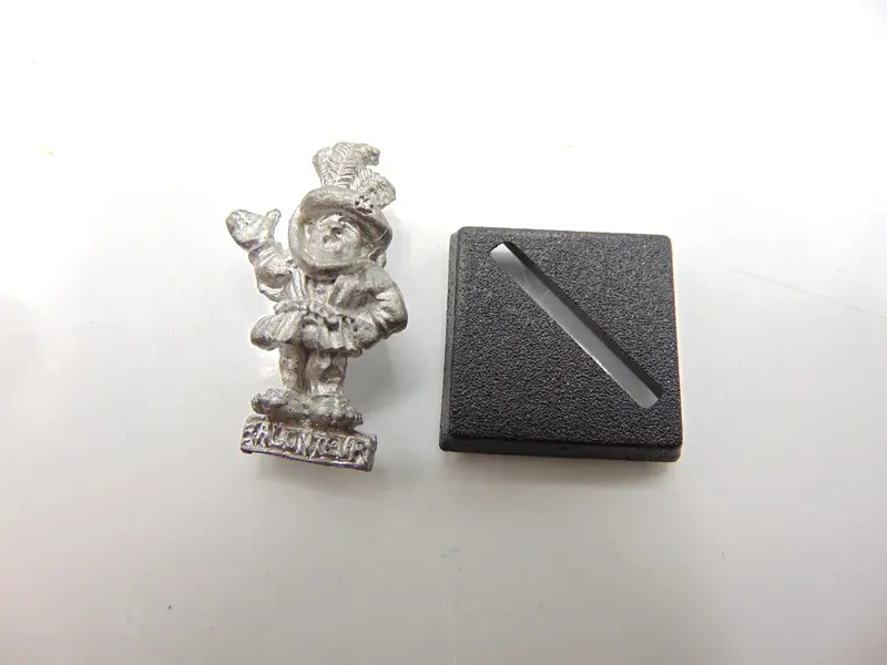 C11 Halfling Hugo - Raconteur