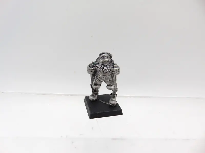 LE25 DWARF WITH INFERIORITY COMPLEX - STILTS